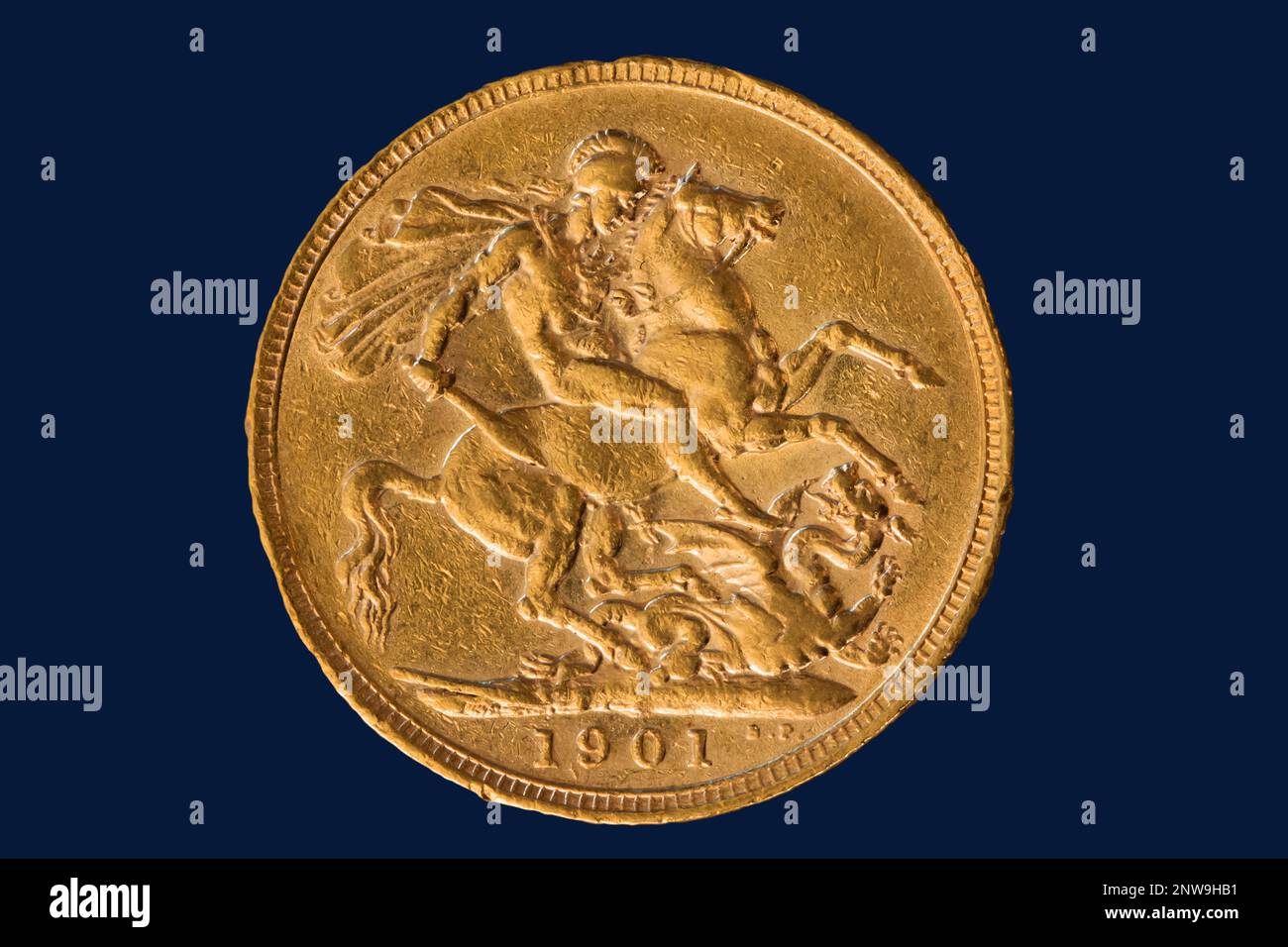 Isolierte Goldmünze aus Großbritannien 1901 Gold Sovereign Dragon Slayer George Stockfoto