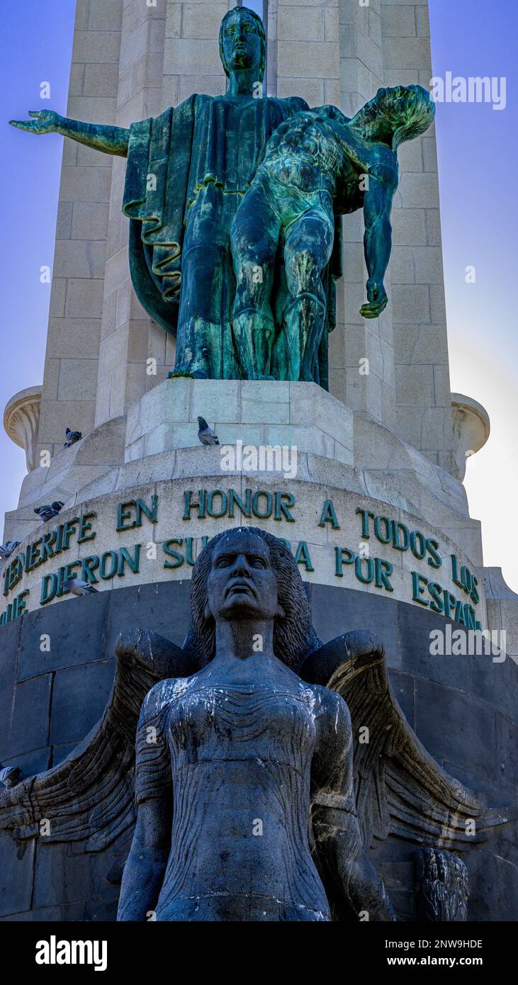 Skulpturen des Vaterlandes mit dem gefallenen Soldaten und einem geflügelten weiblichen Sieg auf dem Denkmal der Gefallenen von Santa Cruz auf Teneriffa Stockfoto