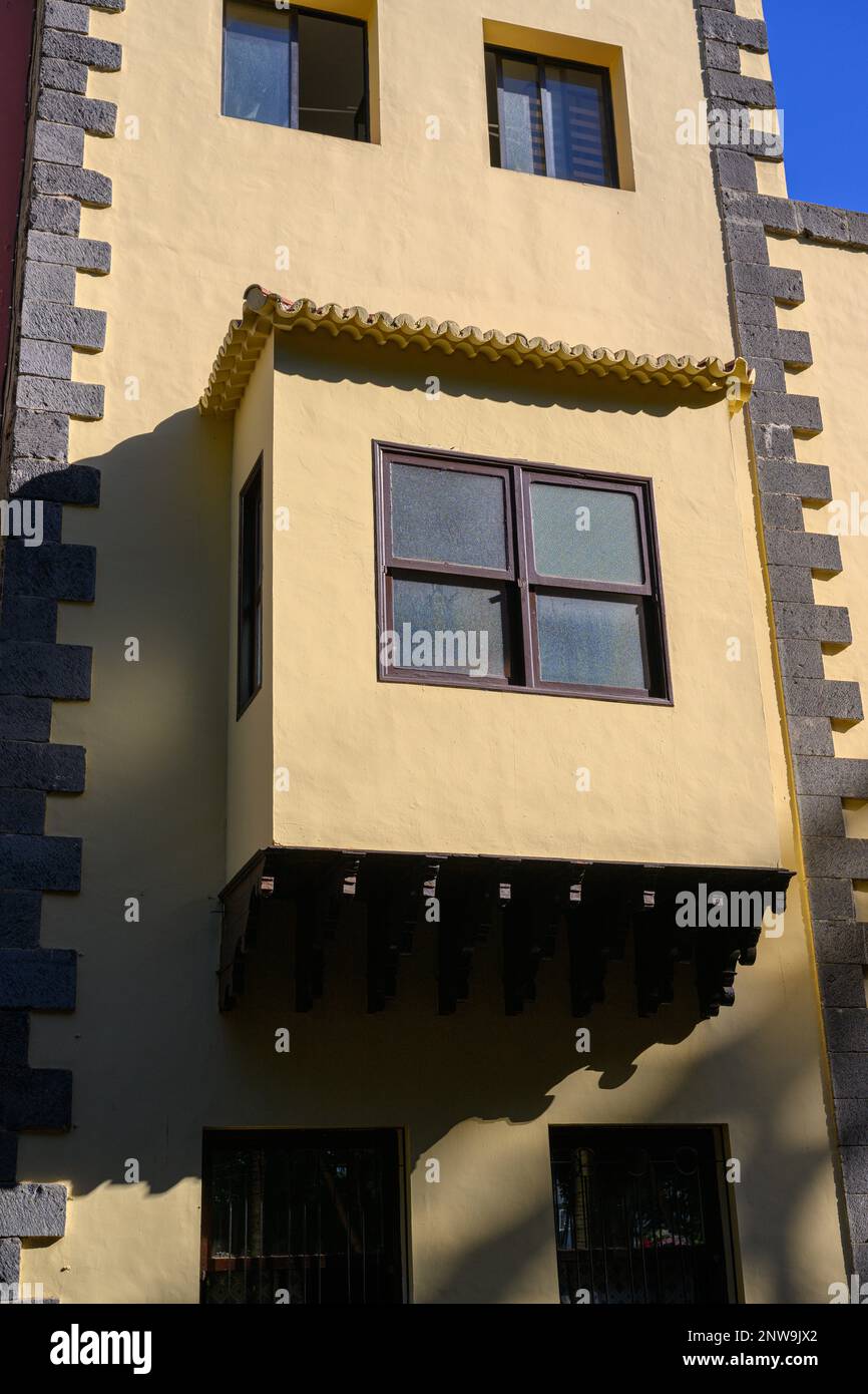 Ein farbenfrohes Erkerfenster in einem gelben Gebäude in der Calle José Murphy, Santa Cruz de Tenerife. Stockfoto