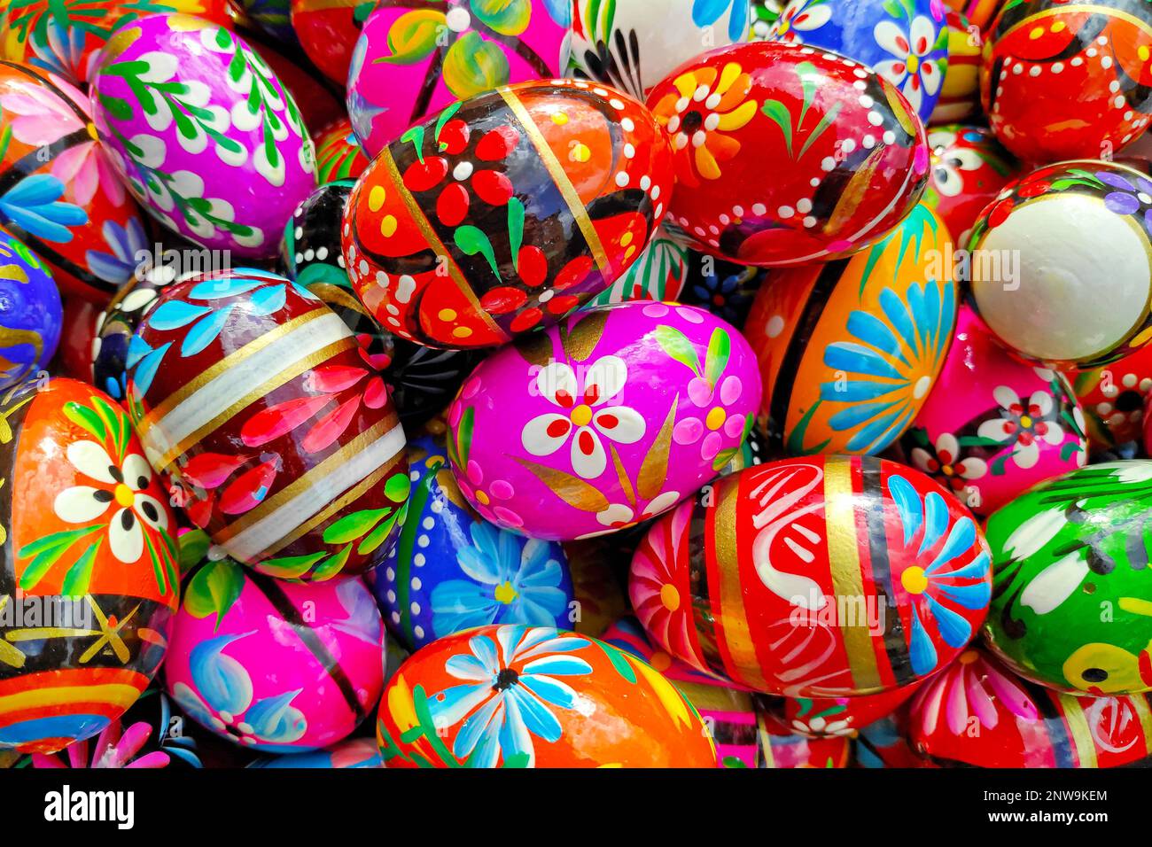 Farbenfrohe ostereier zum Verkauf auf einem Marktstand in Zagreb, Kroatien. Stockfoto