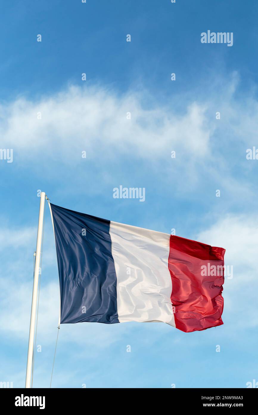 Die französische blaue, weiße und rote Flagge wird durch starken Wind aufgewühlt. Das Tricolor National Stockfoto