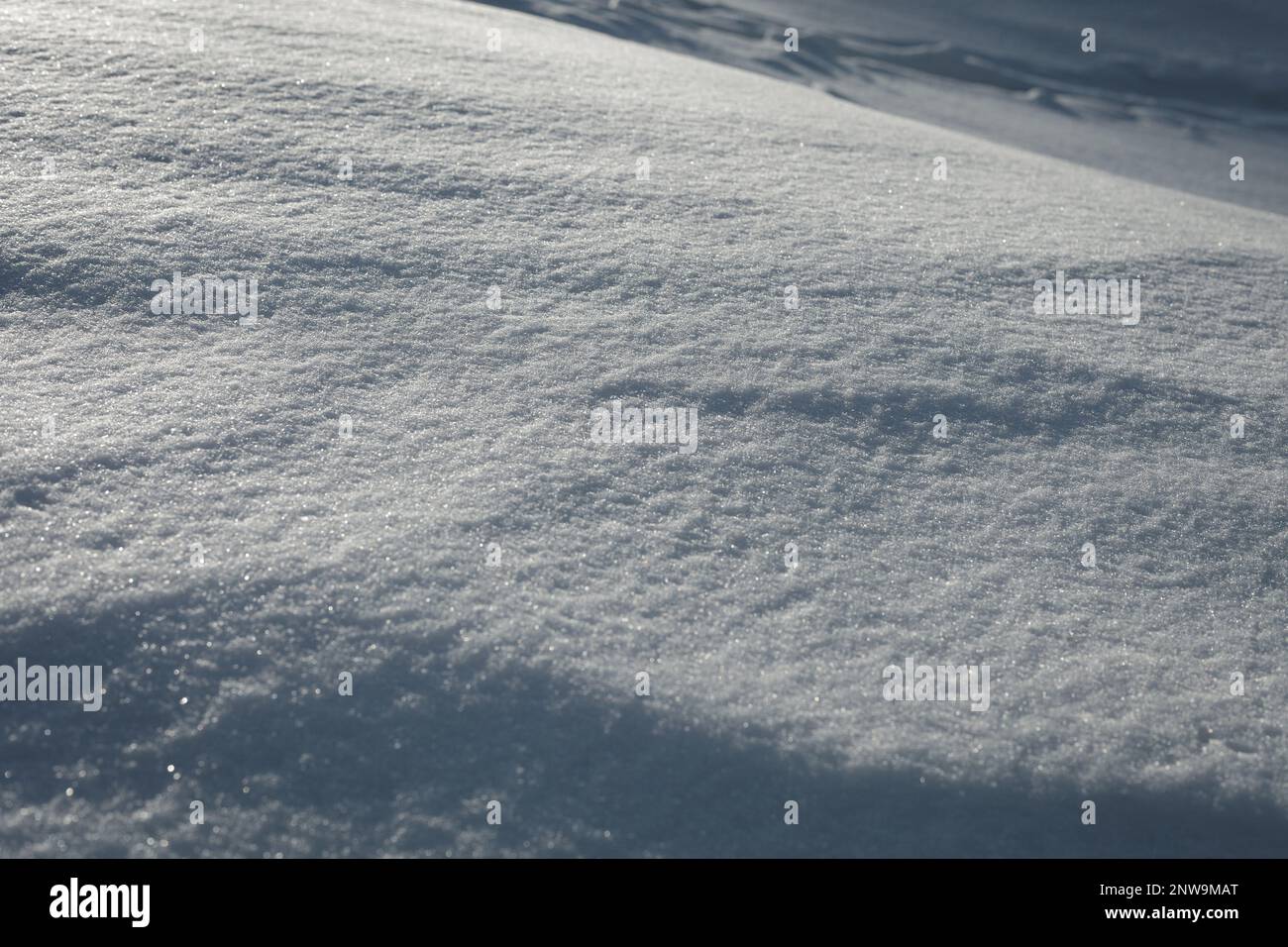Eine schneebedeckte Oberfläche des Reliefs Stockfoto