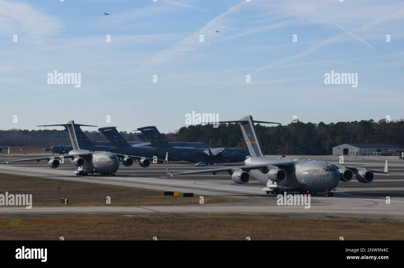 Piloten aus dem 437. Airlift Flügel Taxi C-17 Globemaster III vor einer Mission Generation Übung in Joint Base Charleston, South Carolina, 5. Januar 2023. Nach einer Überführung teilte sich der C-17s von 24 in vier kleinere Gruppen auf, in denen jeweils verschiedene Aspekte der agilen Kampfbeschäftigung geübt wurden. Stockfoto