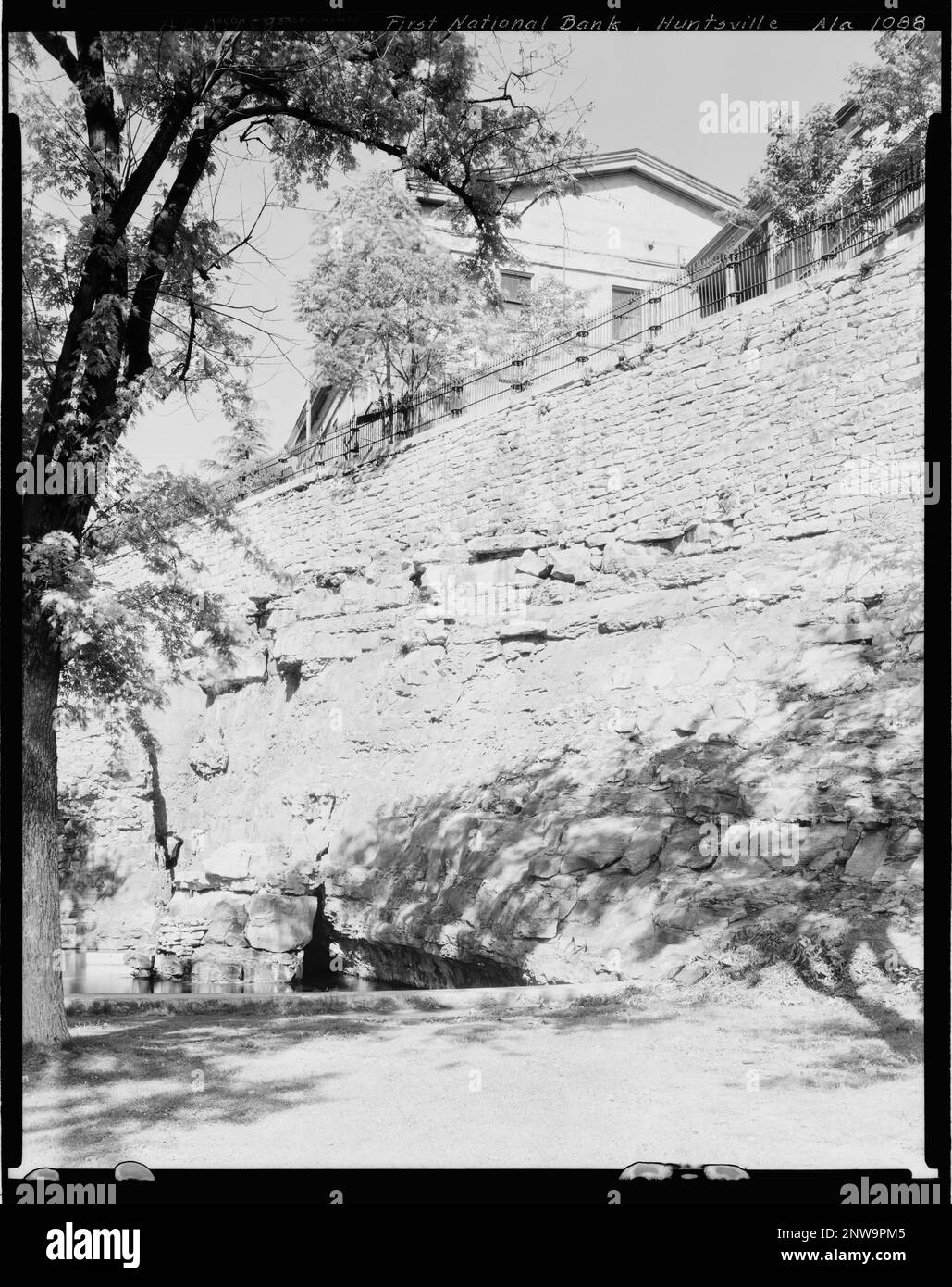 First National Bank, W. Court Square & Foundation Rd., Huntsville, Madison County, Alabama. Carnegie Survey of the Architecture of the South (Carnegie-Umfrage zur Architektur des Südens). USA, Alabama, Madison County, Huntsville, Stone Walls. Stockfoto First National Bank, W. Court Square & Foundation Rd., Huntsville, Madison County, Alabama. Carnegie Survey of the Architecture of the South (Carnegie-Umfrage zur Architektur des Südens). USA, Alabama, Madison County, Huntsville, Stone Walls. Stockfoto