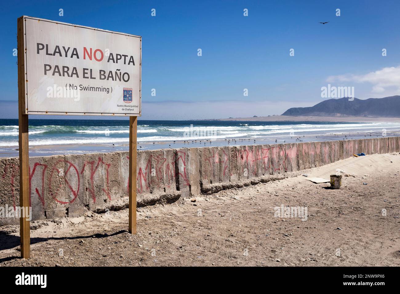 Kontaminierter Strand In Chañaral Chile Mit Schild Auf Spanisch, Auf Dem Steht „Strand Nicht Zum Schwimmen Geeignet“ (Playa No Apta Para El Baño) Stockfoto