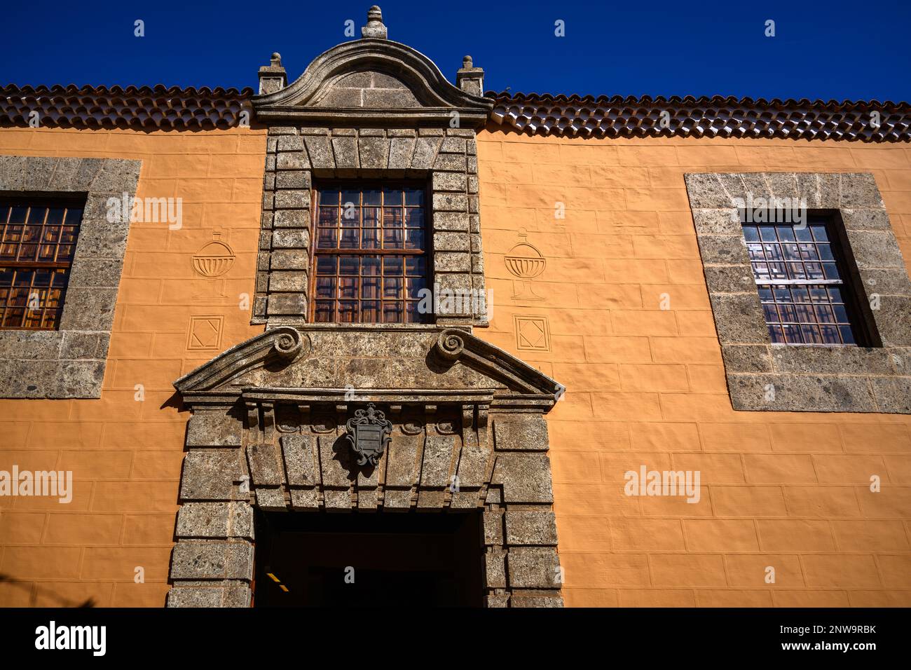 Die lebendige und kunstvolle Fassade des Palacio Lercaro in der Calle Agustin, La Laguna. Das historische Gebäude beherbergt das Museum der Geschichte von Teneriffa Stockfoto