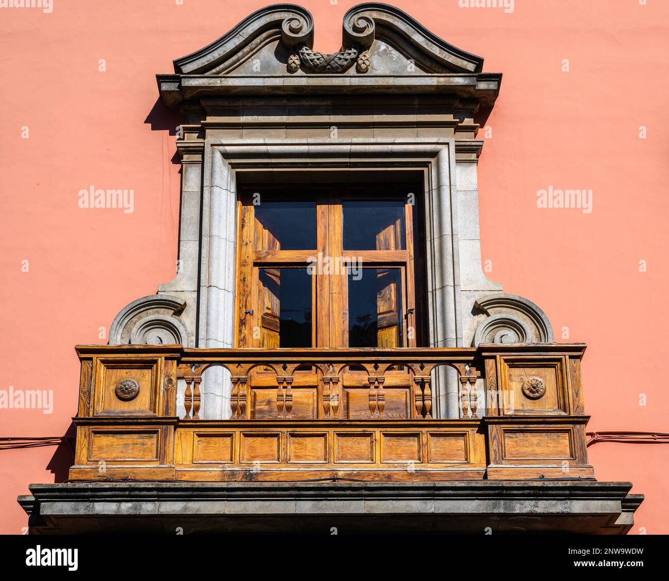 Ein kunstvoller Stein- und Holzbalkon in einem hellen ockerfarbenen Gebäude in der Calle San Agustin, San Cristobal de La Laguna, Teneriffa Stockfoto