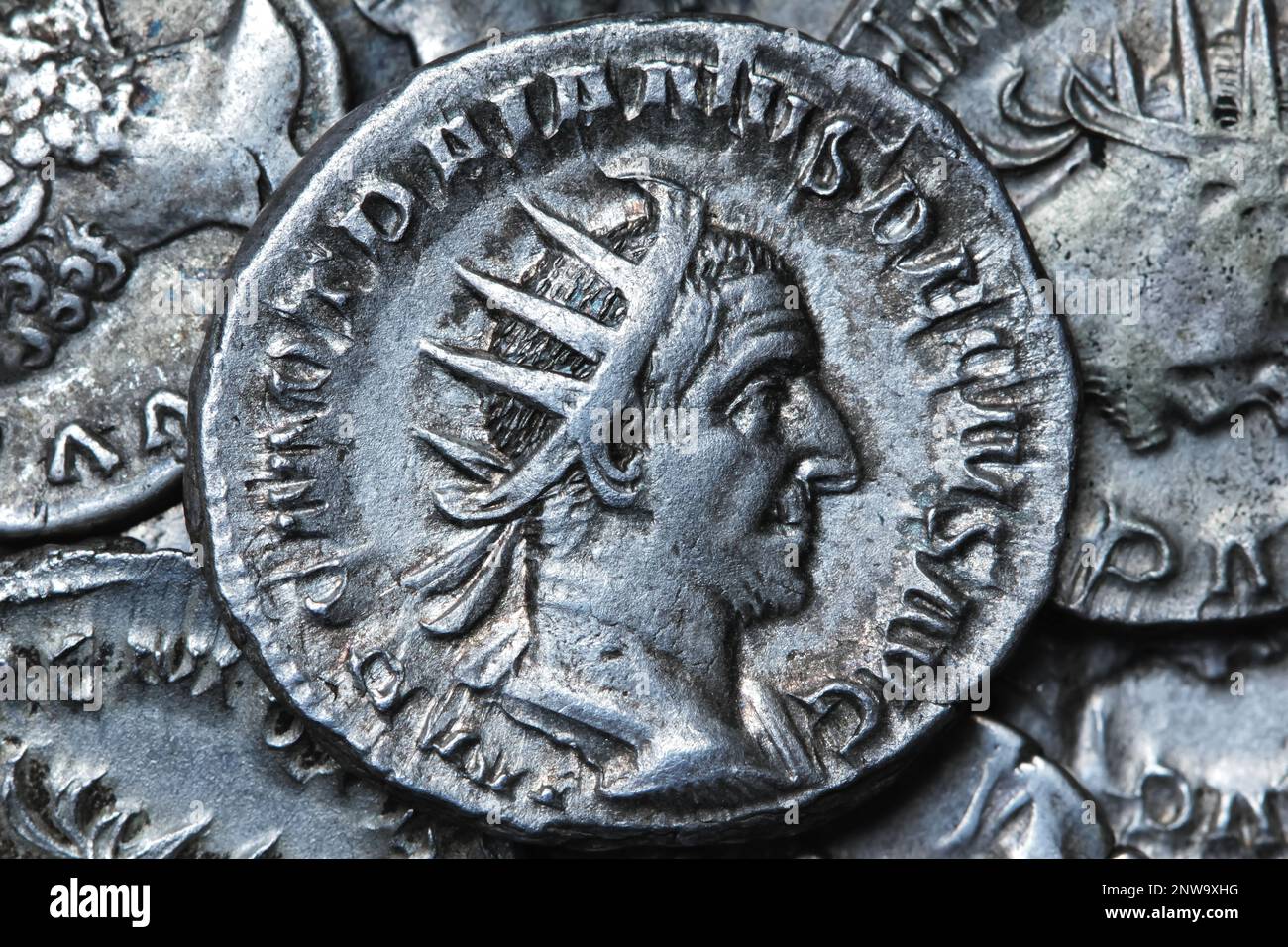 Alte römische Silbermünze mit Porträt des Kaisers Stockfoto