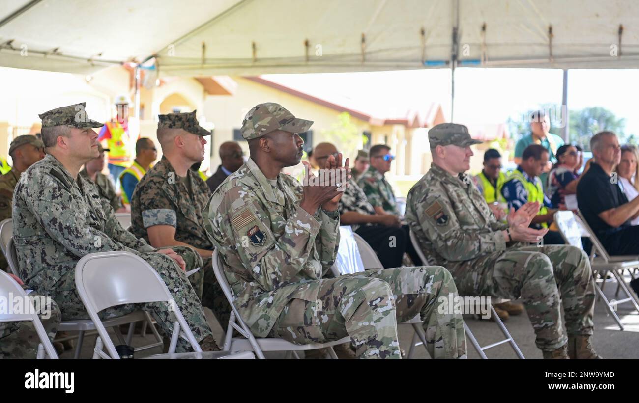 Führungspersönlichkeit aus dem 36. Flügel versammelt sich für einen Bandschnitt des neuen Wohnungsbaus auf dem Luftwaffenstützpunkt Andersen, Guam, 20. Januar 2023. Die innovativen vorgegossenen Betonduplexe im Wert von 185M Mio. US-Dollar wurden entwickelt, um Taifunen und den für die Region typischen seismischen Kräften standzuhalten und gleichzeitig energieeffiziente Systeme bereitzustellen, um das tropische Wetter Guams zu erhalten und unseren Militärfamilien höchsten Komfort zu bieten. Stockfoto