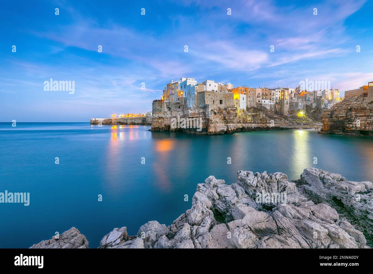 Fantastische Nachtszene am Golf von Cala Paura mit Bastione di Santo Stefano im Dorf auf den Felsen Polignano A Mare, Apulia, Italien, Provinz Bari. Stockfoto