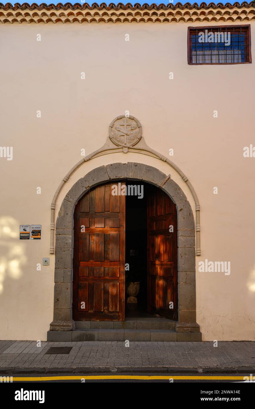 Eine kunstvolle Seilleitung zeigt den Steinbogen eines hölzernen Eingangs in der Wand des Klosters Santa Clara de Asís und San Juan Bautista in La Laguna Stockfoto