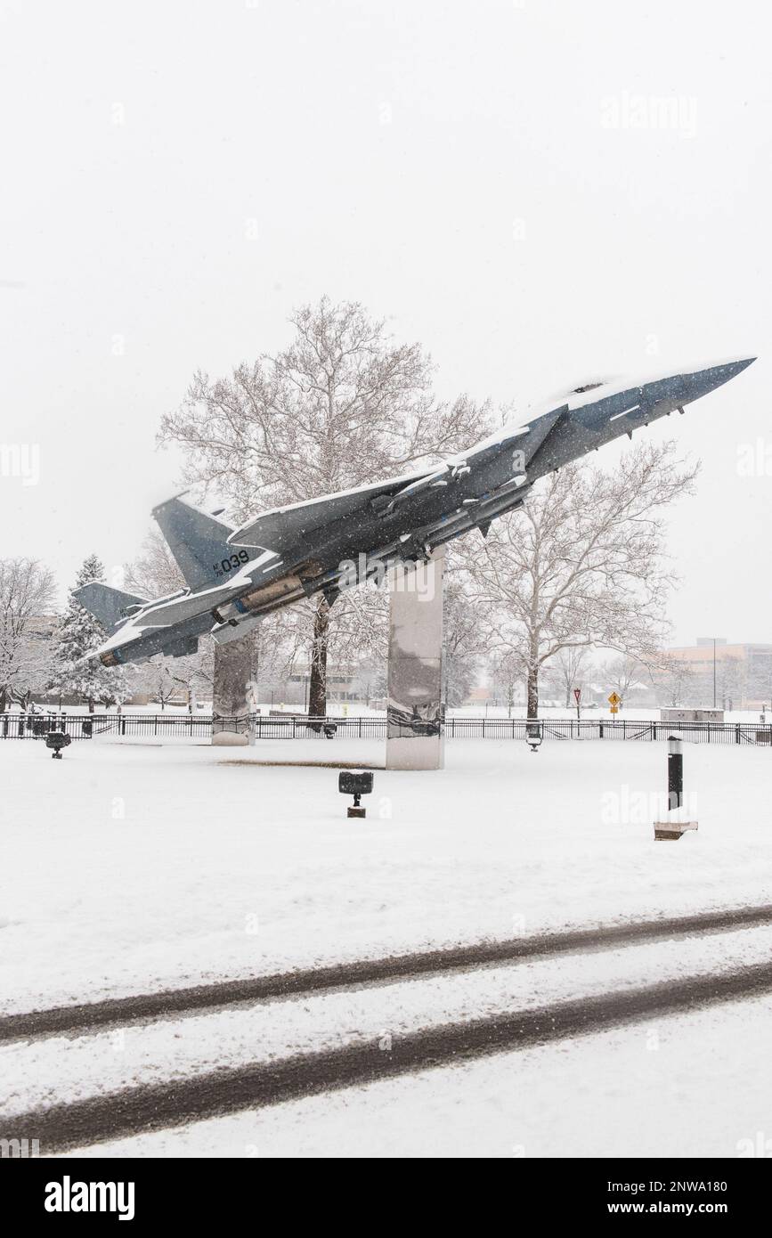 Schnee fällt auf der F-15 Eagle statischen Ausstellung vor dem Air Force Material Kommando Hauptquartier nahe Gate 12A am 22. Januar am Wright-Patterson Air Force Base, Ohio. Der Stützpunkt war unter einem Schneetod der Stufe 1, was bedeutet, dass Fahrwege aufgrund von Schneefall oder Schneeverwehungen gefährlich sind. Stockfoto