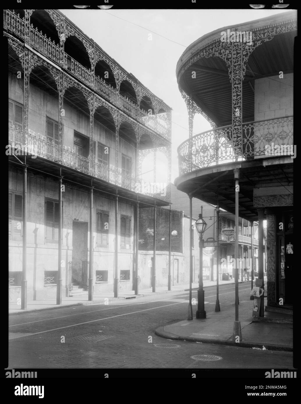 Le Pretre Mansion, 716 Dauphine St., New Orleans, Orleans Parish, Louisiana. Carnegie Survey of the Architecture of the South, veröffentlicht in: „Architecture...“ Kapitel des Buches große Fotografien aus der Kongressbibliothek, 2013. Usa, Louisiana, Orleans Parish, New Orleans, Gebäude, Eisenarbeiten, Laternenpfähle, Straßen. Stockfoto