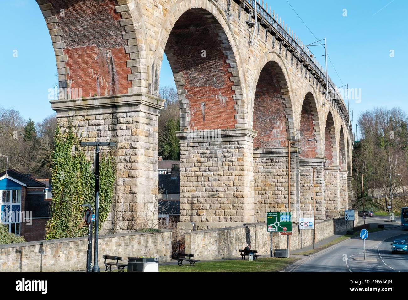 Unter der Klasse II gelistetes Eisenbahnviadukt, das die Ostküsten-Hauptlinie über die Nordstraße in Durham City North East England führt Stockfoto