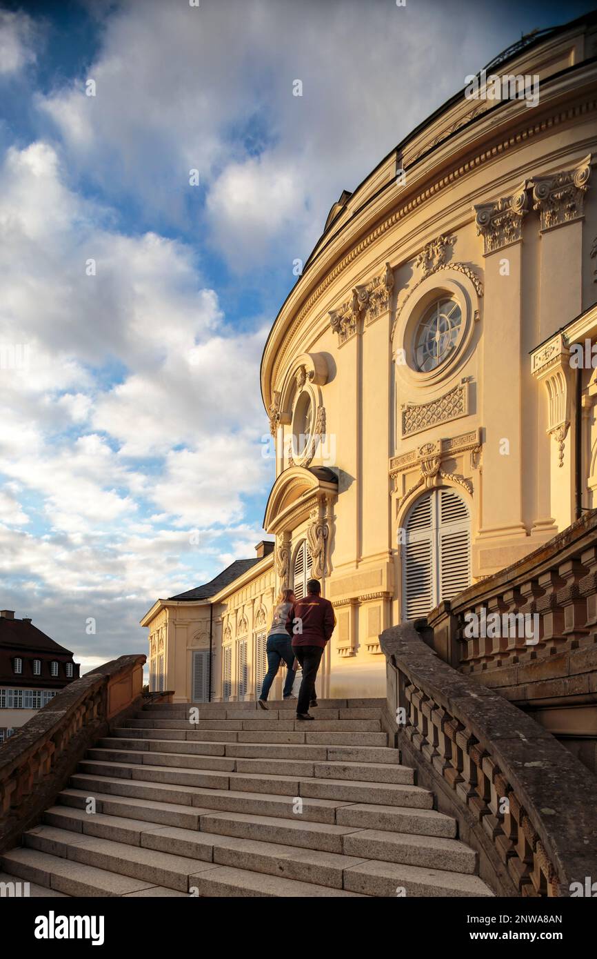 Stuttgart, Deutschland 10-03-2019. Eine Frau und ein Mann besuchen das Rokoko Schloss Einsamkeit Palast (Deutsch: Schloss Einsamkeit) Stockfoto