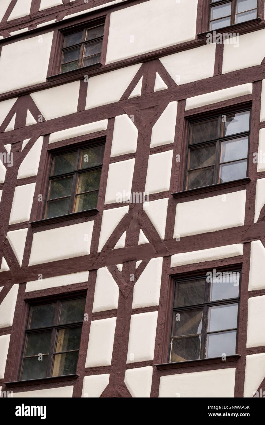 Detail eines Fachwerks auf Deutsch an der Fassade eines Holzgebäudes in Deutschland. Vertikales Bild Stockfoto