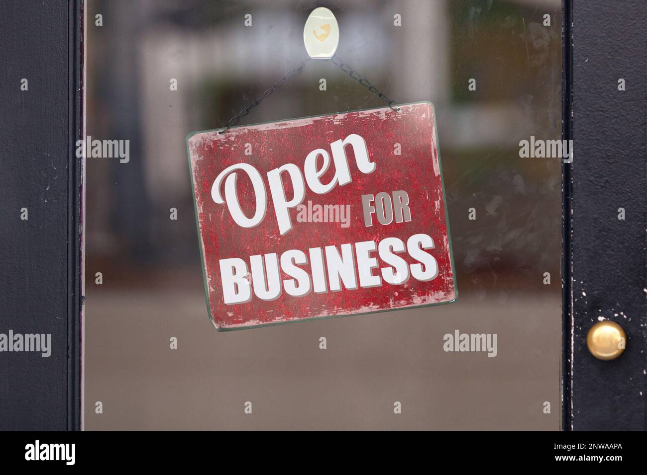 Rotes offenes Schild mit der Aufschrift „Open for Business“. Stockfoto