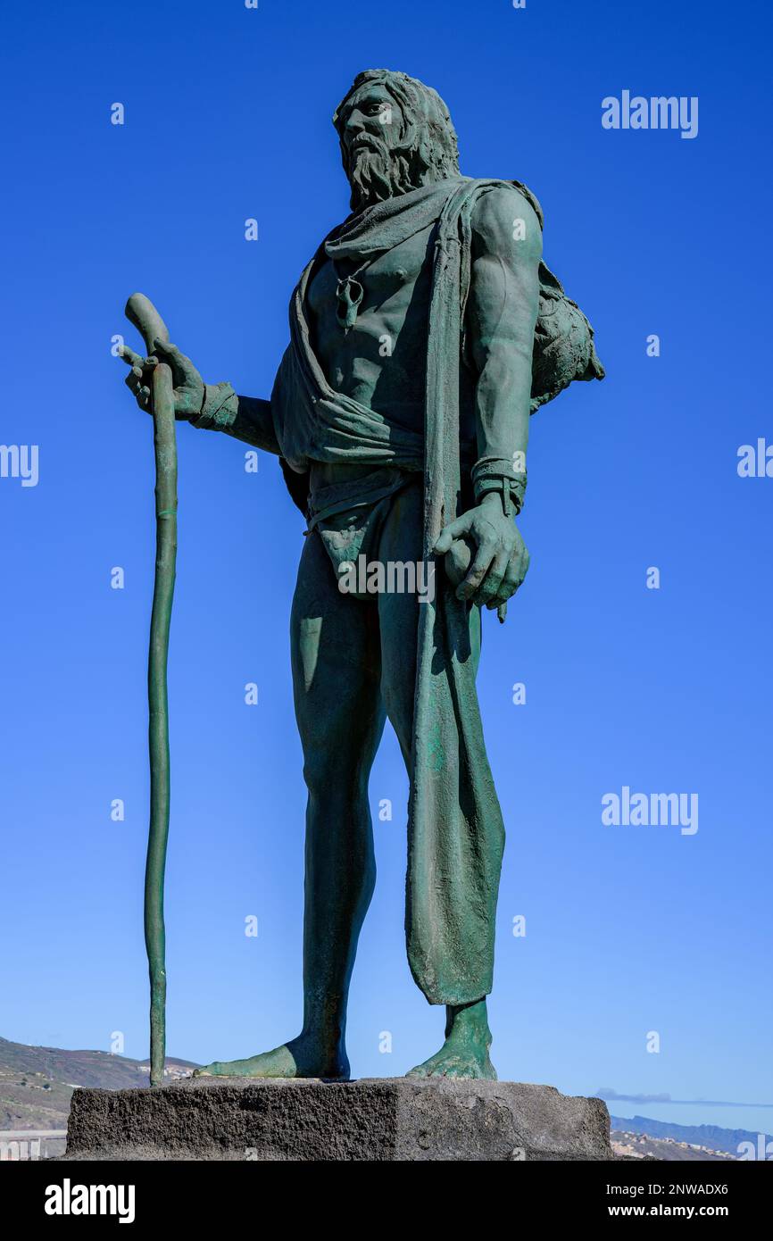 José Abads 1993 Bronzestatue von Pelinor, einem Guanche-König von Menceyato de ICODE, auf der Plaza de la Patrona de Canarias, Candelaria, Teneriffa Stockfoto