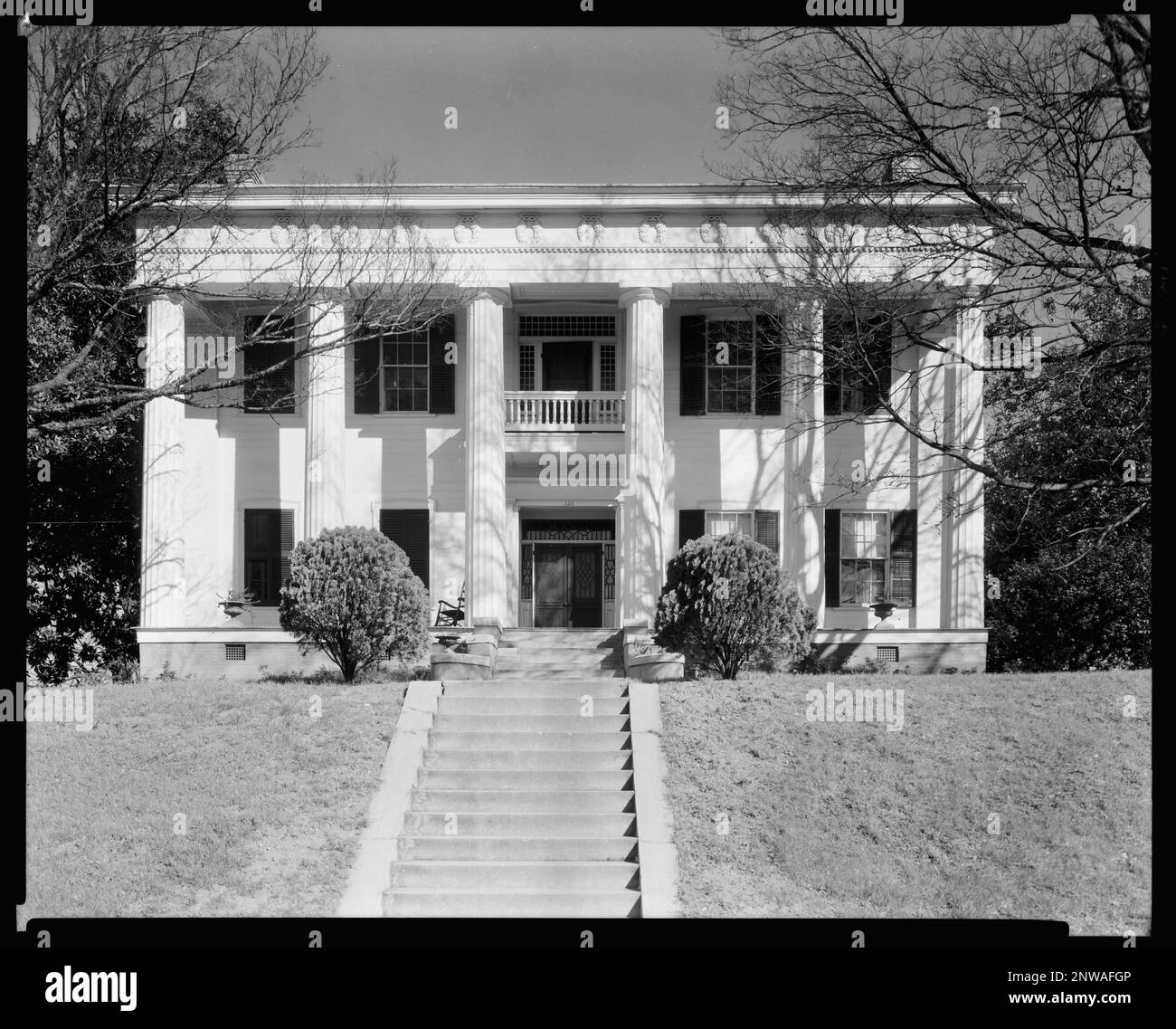 Hugenin Proudfit Birdsey House, Macon, Bibb County, Georgia. Carnegie Survey of the Architecture of the South (Carnegie-Umfrage zur Architektur des Südens). Vereinigte Staaten, Georgia, Bibb County, Macon, Häuser, Säulen, Säulen, Portionen, Treppen. Stockfoto Hugenin Proudfit Birdsey House, Macon, Bibb County, Georgia. Carnegie Survey of the Architecture of the South (Carnegie-Umfrage zur Architektur des Südens). Vereinigte Staaten, Georgia, Bibb County, Macon, Häuser, Säulen, Säulen, Portionen, Treppen. Stockfoto