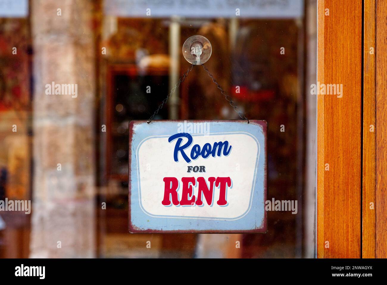 Nahaufnahme eines offenen englischen Schilds mit der Aufschrift „Zimmer zur Miete“. Stockfoto