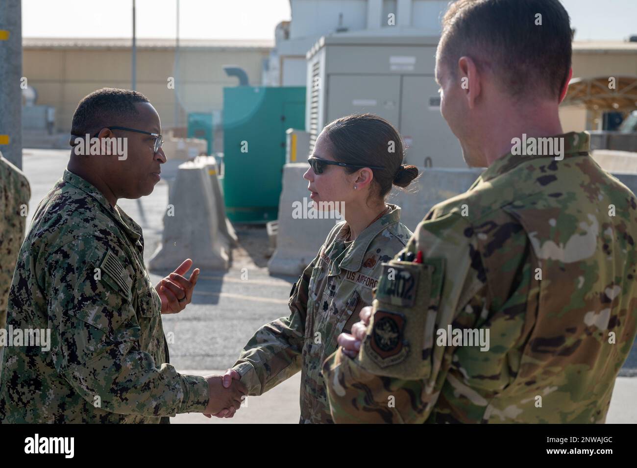 USA Navy Fleet Master Chief Donald Myrick, kommandierender Oberbefehlshaber der USA Transportation Command, Münzen LT. Oberstleutnant Sarah McNair, Befehlshaber der 8. Expeditionary Air Mobility Squadron, auf der Al Udeid Air Base, Katar, 8. Februar 2023. Das Total Force Team in den USA Der Verantwortungsbereich des Zentralkommandos ist entscheidend für den Erfolg der Mission, sie denken strategisch und führen taktvoll in einer sich entwickelnden und dynamischen Umgebung aus. Stockfoto