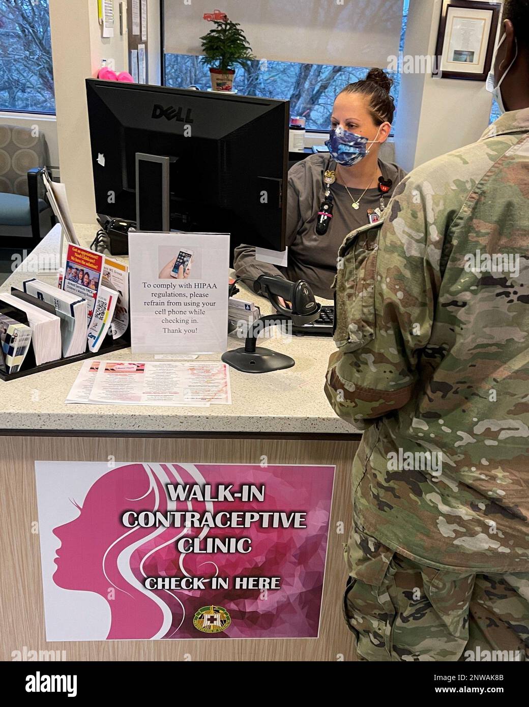 Michele Willis, die Mitarbeiterin des Blanchfield Army Community Hospital, schickt einen Soldat für die wöchentliche Walk-in-Verhütungsklinik des Krankenhauses in Fort Campbell, Kentucky, Januar 11. Zu den Dienstleistungen gehören Beratung zur Empfängnisverhütung, Nachfüllung nach Erstverordnung oder Verschreibung sowie Platzierung oder Entfernung von IUD oder Implantaten. Stockfoto