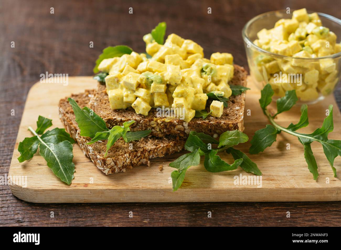 Hausgemachtes Tofu-Salat-Sandwich mit Vollkornbrot Stockfoto