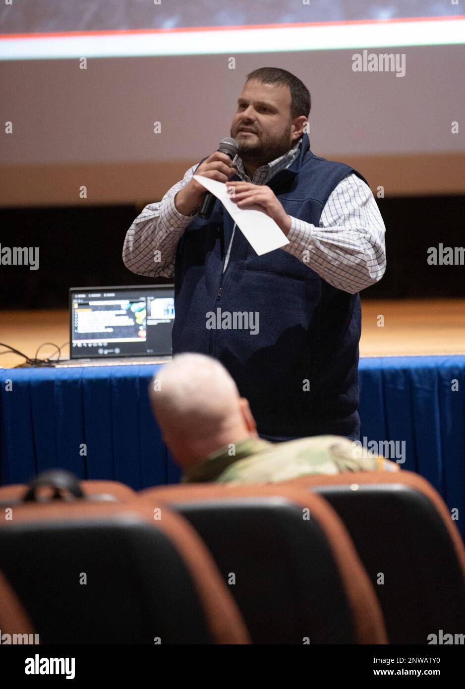 Derrick Hall, stellvertretender Direktor der Direktion für Pläne, Mobilisierung, Ausbildung und Sicherheit, spricht mit Garnisonsmitarbeitern über das Garrison Fitness-Programm am 20. Januar während eines Allrounder-Meetings im Post Theater. Stockfoto