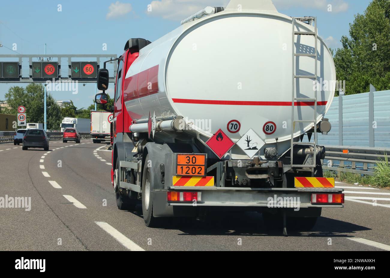 Großer Lkw für den Transport von Kraftstoff fährt schnell auf der Autobahn mit viel Verkehr Stockfoto