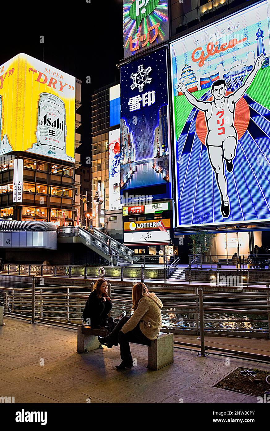 Freunde in Dotombori Fluss Shinsaibashi Shopping Area, Dotombori, Osaka, Japan, Asien Stockfoto