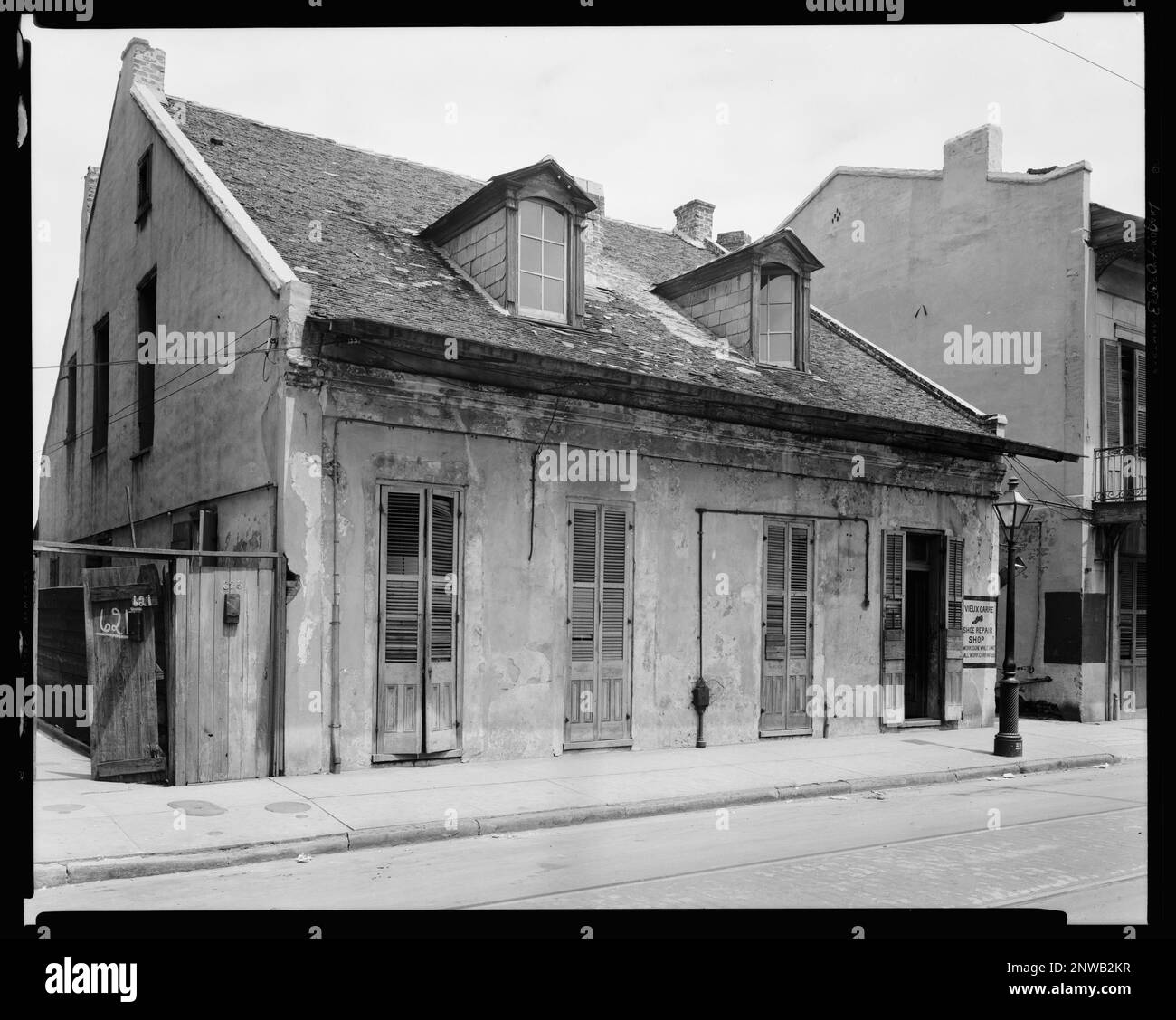 Latour + LaClotte's Atelier, 625 Dauphine St., New Orleans, Orleans Parish, Louisiana. Carnegie Survey of the Architecture of the South (Carnegie-Umfrage zur Architektur des Südens). Usa, Louisiana, Orleans Parish, New Orleans, Gebäude, Unternehmen, Dormers, Laternenpfähle, Dächer. Stockfoto