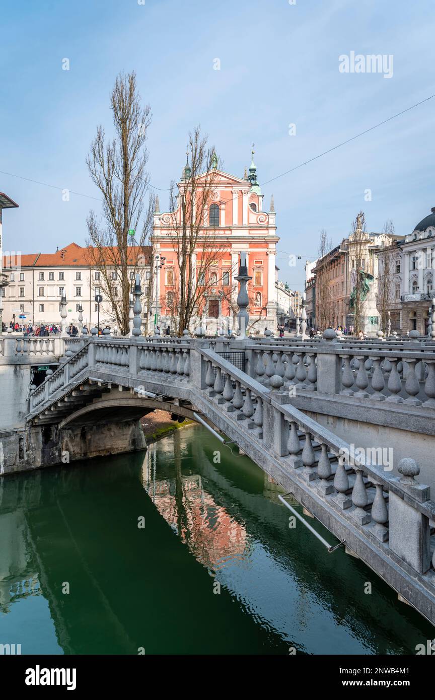 Drei Brücken und Franziskaner Kirche der Mariä Verkündigung, Ljubljana, Slowenien Stockfoto