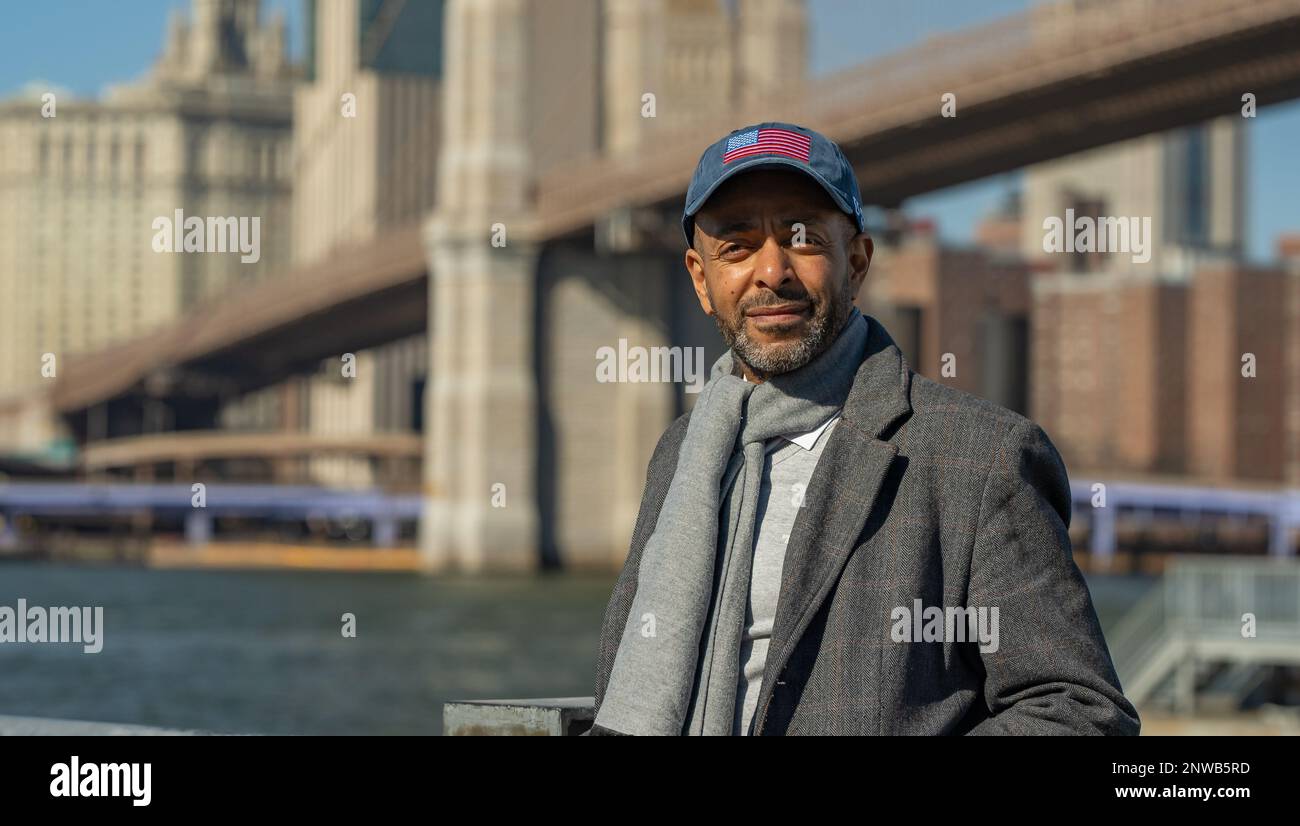 Afro American man an der Brooklyn Bridge New York - Reisefotografie Stockfoto