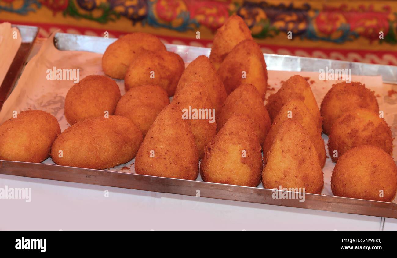 Arancini sind typische Gerichte aus Süditalien, die mit gebratenen Reisfleischbällchen zubereitet werden Stockfoto