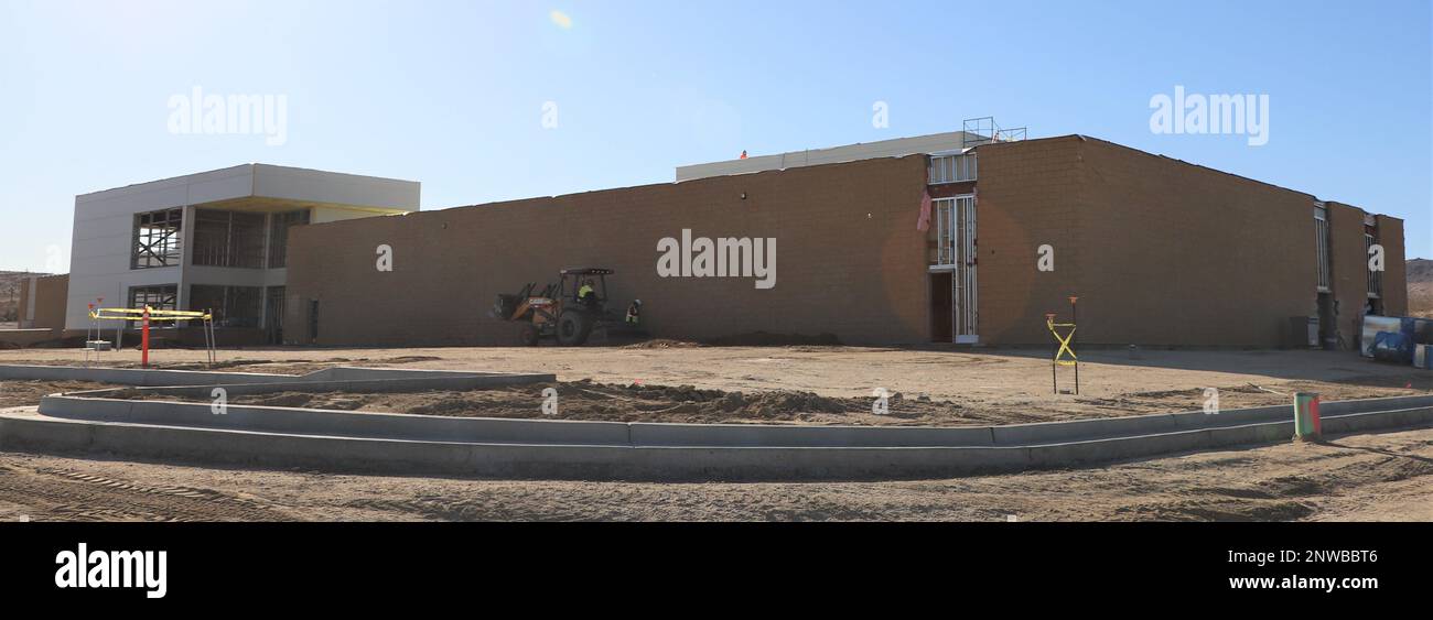 Ridgecrest, CA – Construction of the Ordnance Test Support and Technical Services Laboratory, das innerhalb des Salt Wells/China Lake Propulsion Laboratory angesiedelt ist, begann im Oktober 2021 als siebtes Projekt, das unter dem für das Erdbebensanierungsprogramm von Construction China Lake zuständigen Officer begonnen wurde. Die Fertigstellung dieses 64.000 Quadratmeter großen Standorts ist für Herbst 2023 geplant. Stockfoto