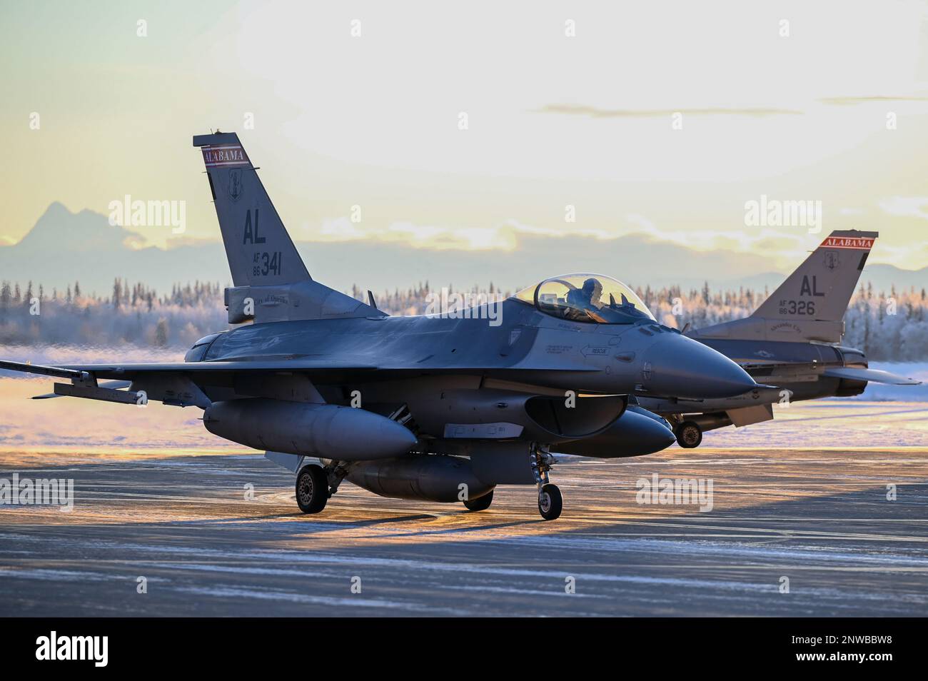 EIN US-AMERIKANISCHER Air Force F-16 kämpft gegen Falcon von Dannelly Field, Air National Guard Base, Taxis in einen Hangar am Eielson Air Force Base, Alaska, 12. Januar 2023. Das Ersatzflugzeug F-16 bietet erweiterte Funktionen zur Replikation fortgeschrittener Bedrohungen und bietet Piloten eine realistischere Schulung. Stockfoto