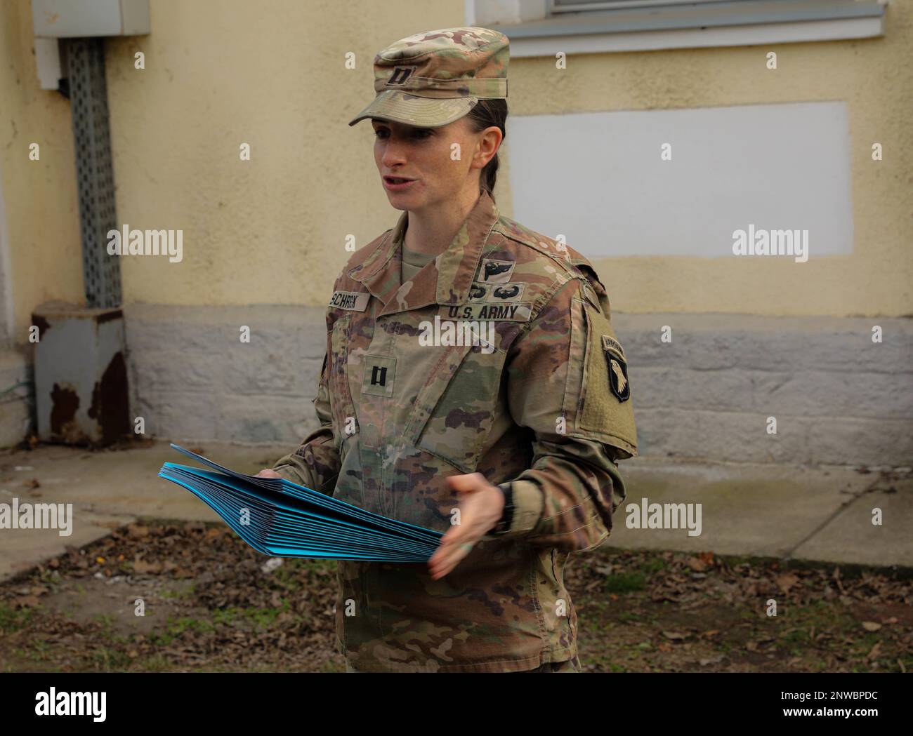 USA Armeekapitän Sarah Scherk, Kommandeur der Hauptquartier-Unterstützungsgesellschaft, Hauptquartier- und Hauptquartier-Bataillon, 101. Luftwaffe (Luftangriff), erläutert die Geschichte hinter dem norwegischen Ruck-Marsch auf dem Luftwaffenstützpunkt Mihail Kogalniceanu, Rumänien, 20. Januar 2023. Scherk gab 17 Zertifikate an diejenigen aus, die den norwegischen Ruck-Marsch im Oktober 2023 abgeschlossen hatten. Stockfoto