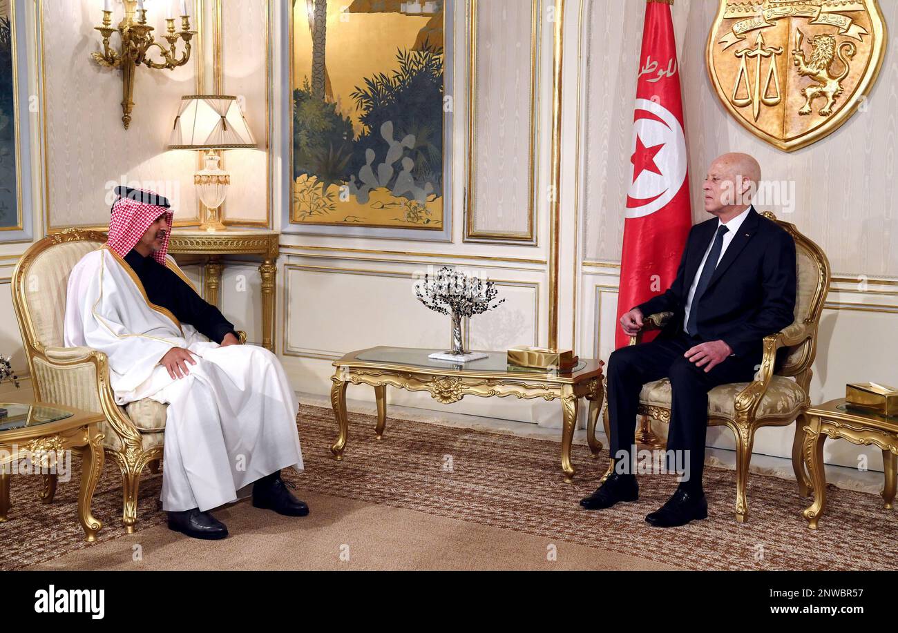 (230228) -- TUNIS, 28. Februar 2023 (Xinhua) -- der tunesische Präsident Kais Saied (R) trifft sich am 28. Februar 2023 in Tunis, Tunesien, mit dem katarischen Ministerpräsidenten und Innenminister Sheikh Khalid bin Khalifa bin Abdulaziz Al Thani. Am Dienstag forderte Saied Katar zur Unterstützung bei der Überwindung von Hindernissen bei der Umsetzung von Investitions- und Entwicklungsprojekten in Tunesien auf. (Tunesischer Ratsvorsitz/Informationsblatt über Xinhua) Stockfoto