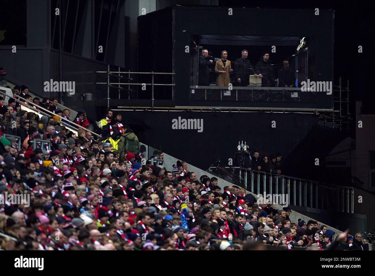 Ian Wright, Roy Keane und Laura Woods von ITV Sport in einem Fernsehstudio während des Fünften Spiels des Emirates FA Cup in Ashton Gate, Bristol. Foto: Dienstag, 28. Februar 2023. Stockfoto