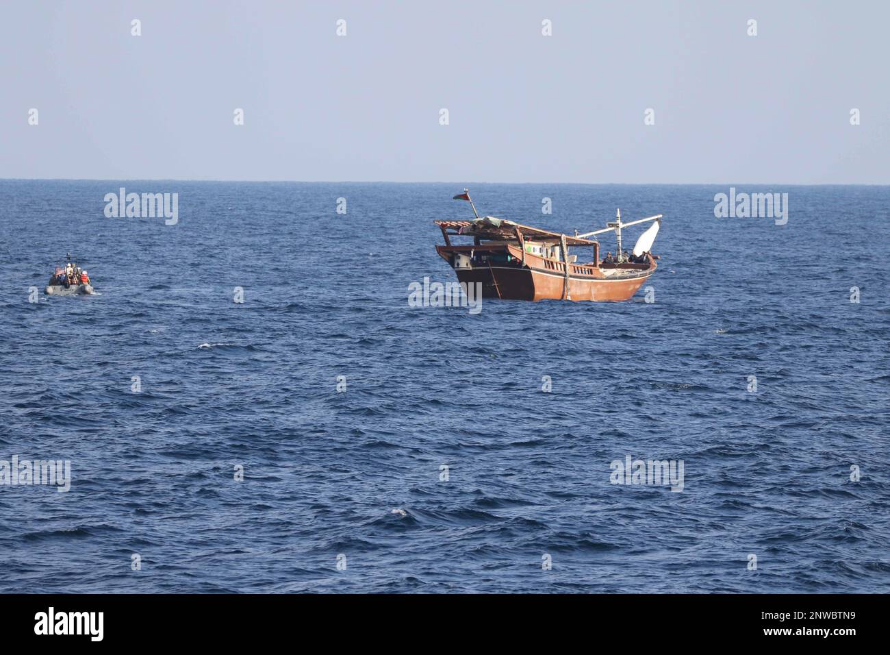 230106-N-NO146-1001 GOLF VON OMAN (6. Januar 2023) Ein Bordteam des Küstenschiffes USS Chinook (PC 9) nähert sich am 6. Januar einem Fischereifahrzeug in den internationalen Gewässern des Golfs von Oman. Die US-Marinestreitkräfte beschlagnahmten 2.116 AK-47-Sturmgewehre von einem Fischereifahrzeug, das auf einer Seeverkehrsroute vom Iran nach Jemen unterwegs war. Stockfoto