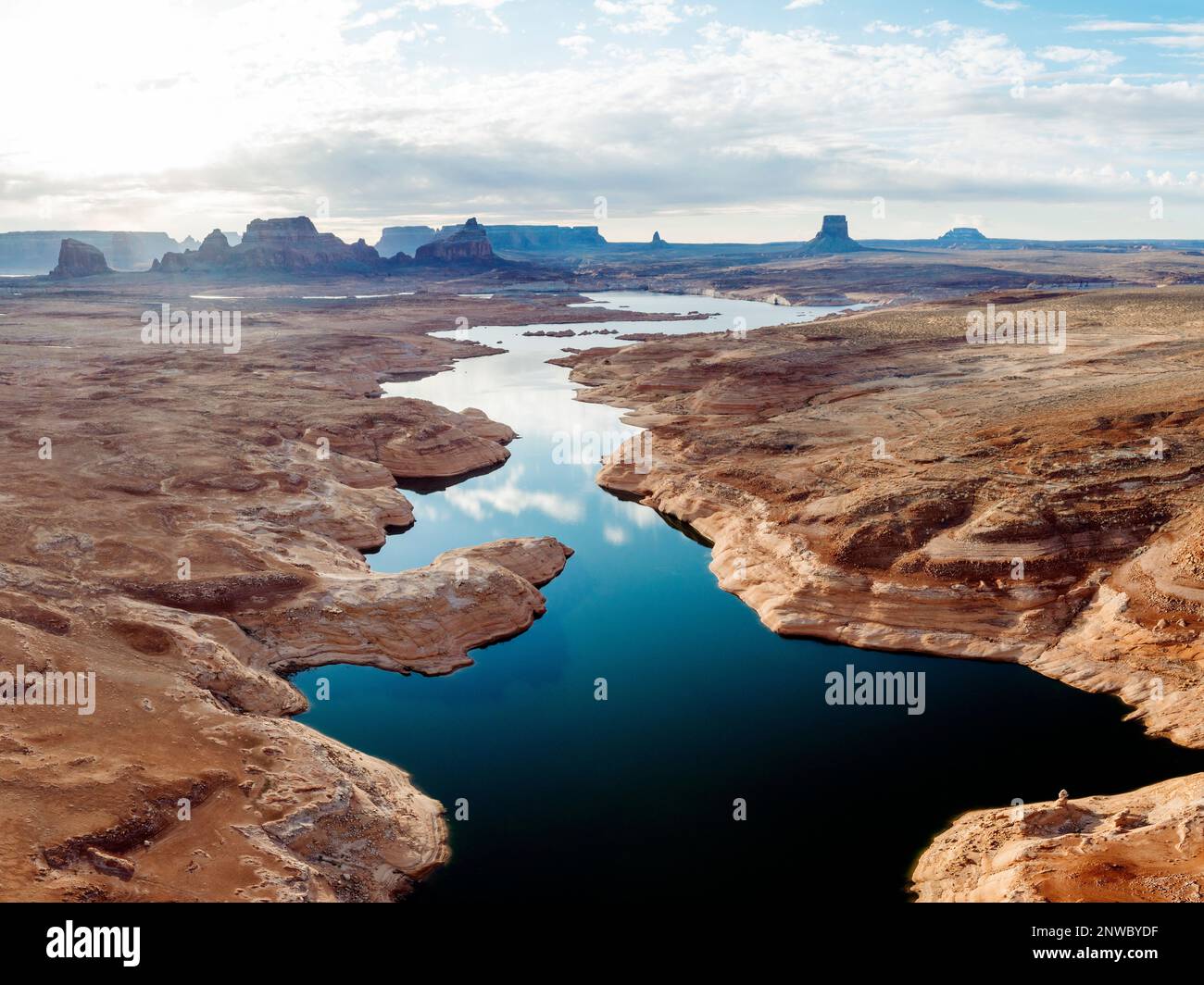 Der vom Colorado River gespeiste Lake Powell ist aufgrund der extremen Dürre im amerikanischen Südwesten auf einen historischen Tiefstand gefallen. Stockfoto