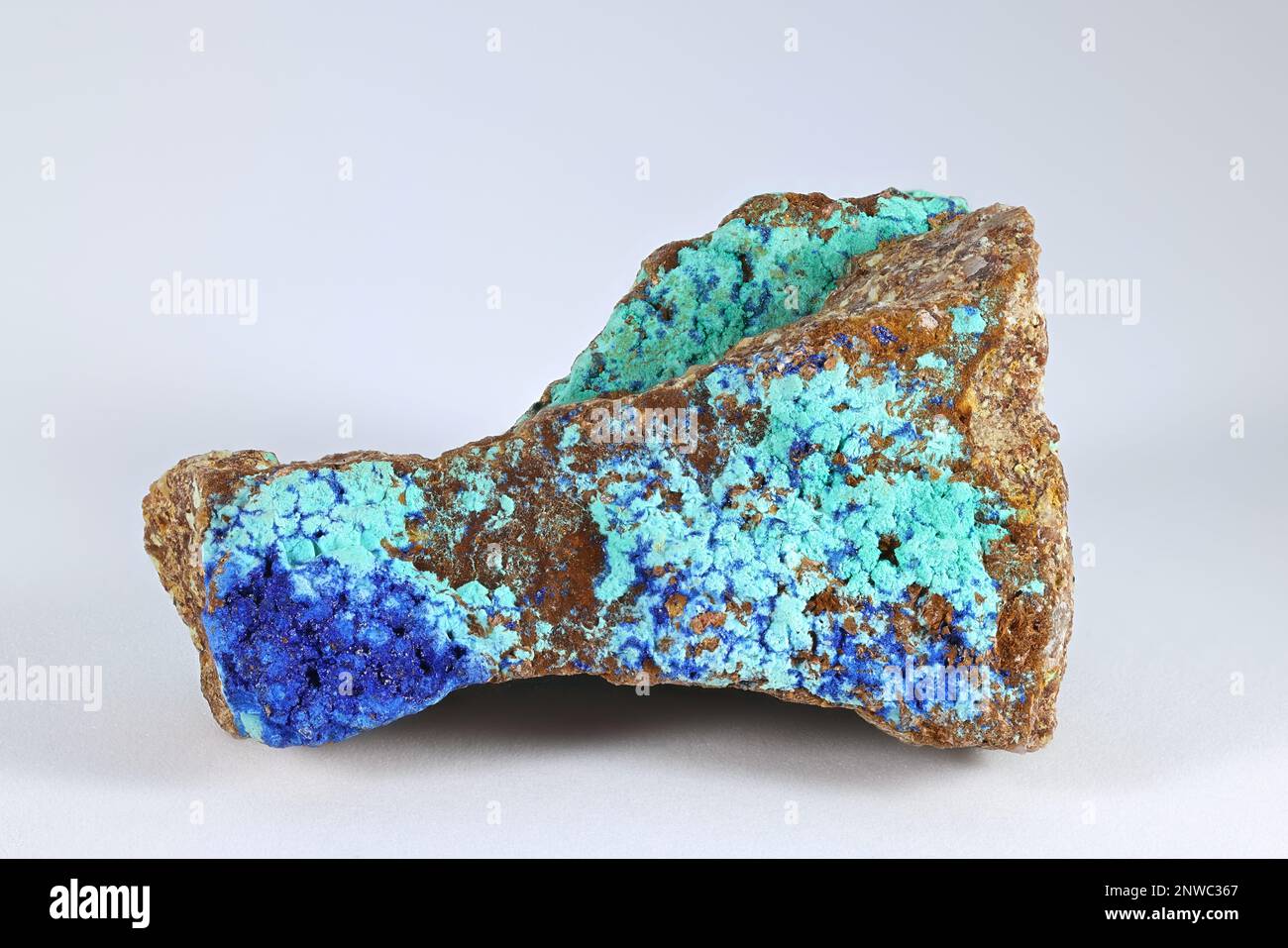 Azurit ist ein weiches, tiefblaues Kupfercarbonat-Mineral, auch bekannt als Chessylit, das in der Antike bekannt ist Stockfoto
