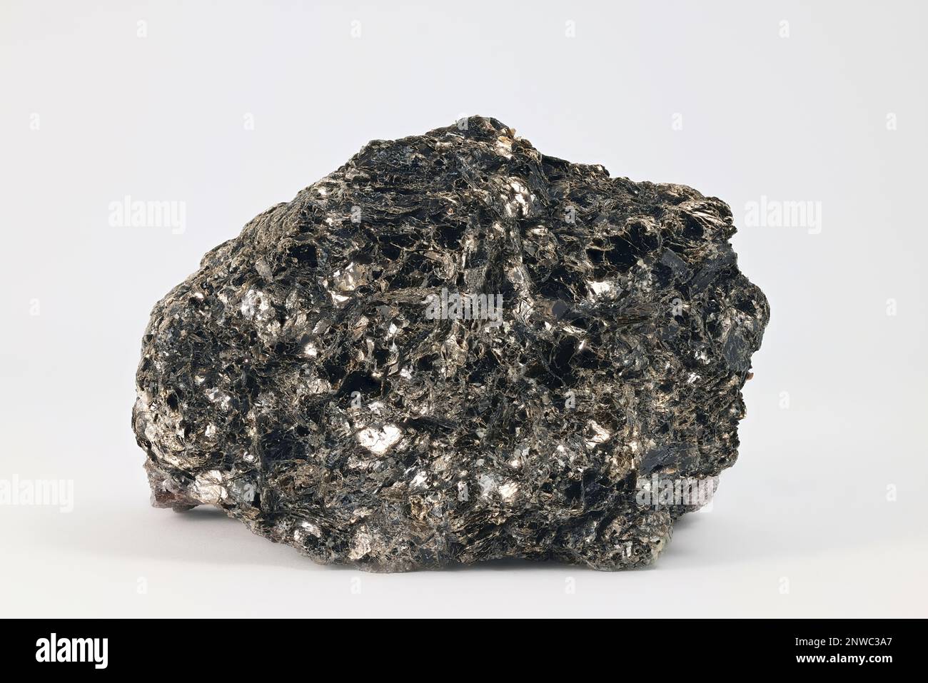 Biotite, auch schwarzer Glimmer genannt, ein Silikatmineral in der Glimmergruppe Stockfoto