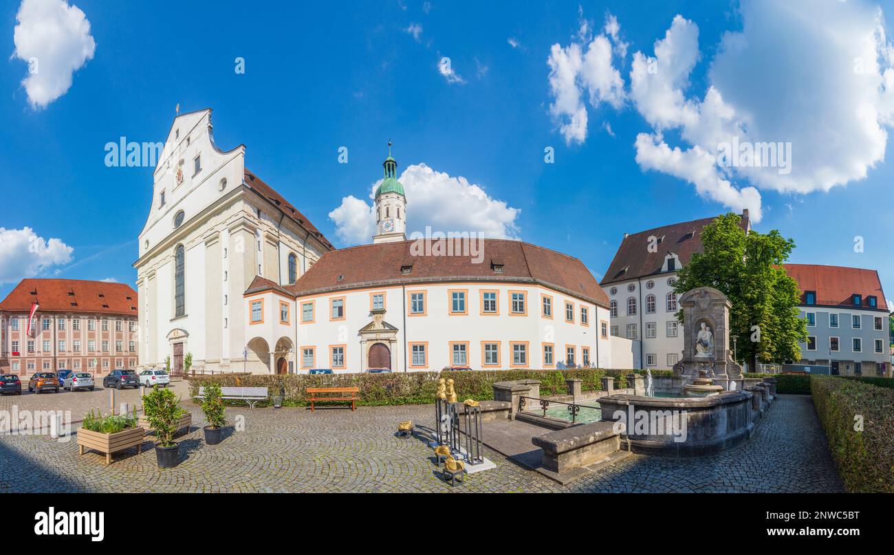 Eichstätt: Platz Leonrodplatz, Schutzengelkirche und angrenzendes Collegium Willibaldinum, Wittelsbacherbrunnen in Oberb Stockfoto
