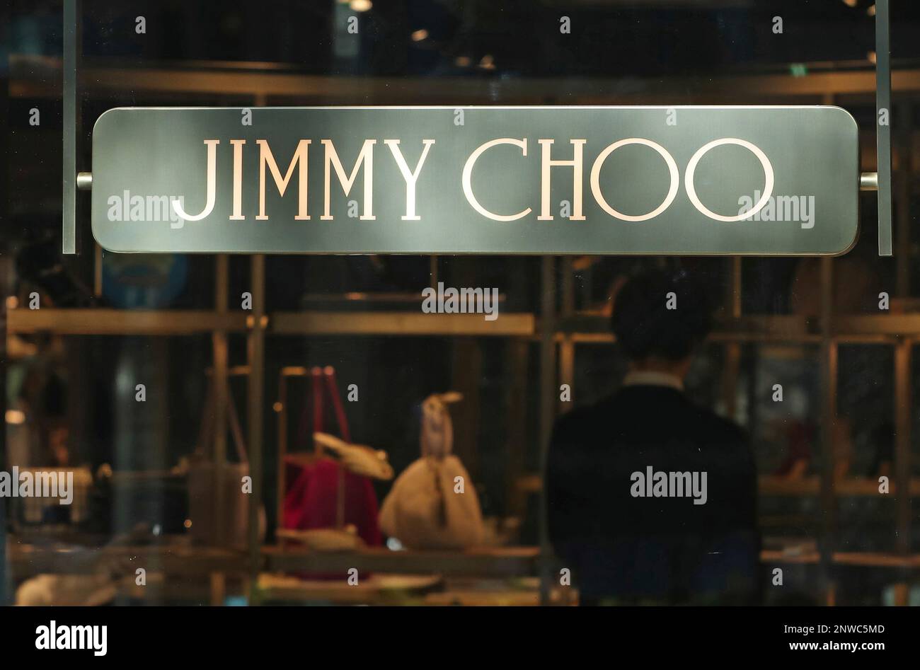 The logo of Jimmy Choo is seen in Shibuya Ward, Tokyo on November 2, 2018.( The Yomiuri Shimbun via AP Images ) Stockfoto