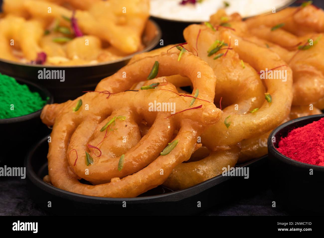 Indische Jaleba Aus Alt-Delhi Oder Indore Sind Große Jalebi, Die Auch Als Jilapi, Jilebi, Jilipi, Zulbia, Jerry, Zalebi, Mushabak Ist Indianer Mithai Fr. Stockfoto