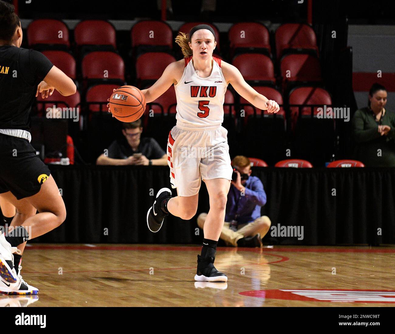 BOWLING GREEN, KY - NOVEMBER 13: Western Kentucky Hilltoppers guard Whitney Creech (5) dribbles the ball against the Iowa Hawkeyes during a college basketball game between the Iowa Hawkeyes and the Western Kentucky Hilltoppers on November 13, 2018 at E.A. Diddle Arena in Bowling Green, KY (Photo by Steve Roberts/Icon Sportswire) (Icon Sportswire via AP Images) Stockfoto