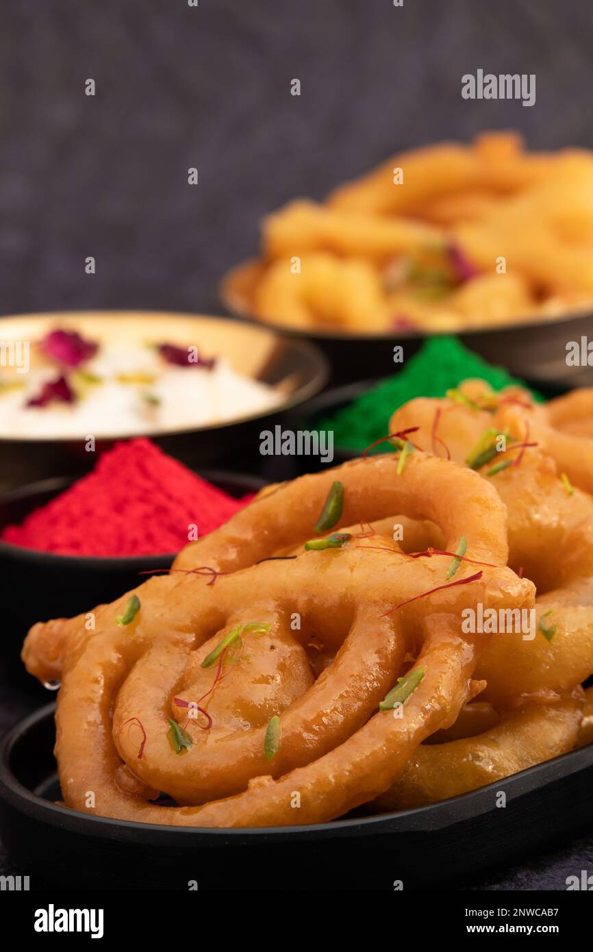 Indische Jaleba Aus Alt-Delhi Oder Indore Sind Große Jalebi, Die Auch Als Jilapi, Jilebi, Jilipi, Zulbia, Jerry, Zalebi, Mushabak Ist Indianer Mithai Fr. Stockfoto