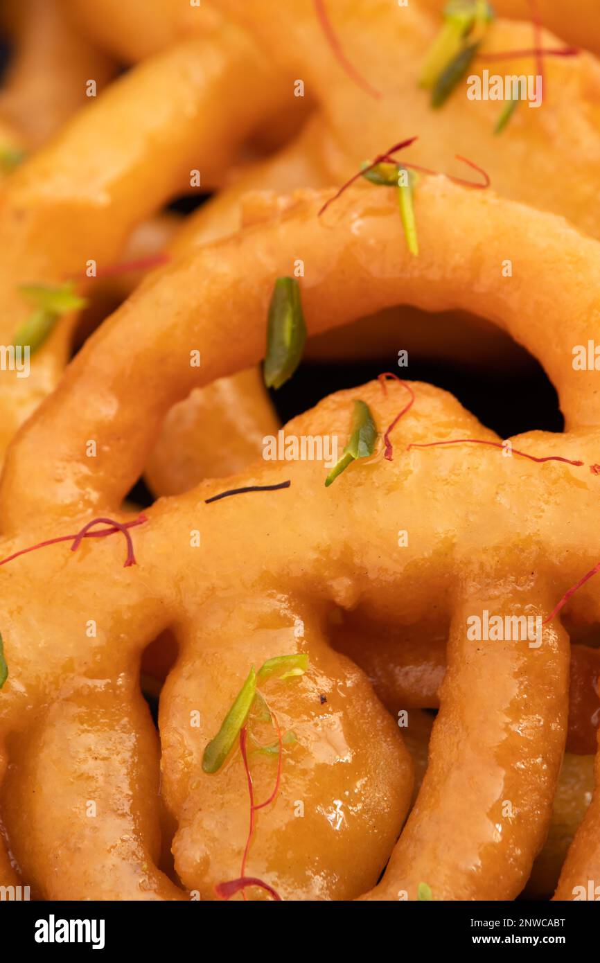 Indische Jaleba Aus Alt-Delhi Oder Indore Sind Große Jalebi, Die Auch Als Jilapi, Jilebi, Jilipi, Zulbia, Jerry, Zalebi, Mushabak Ist Indianer Mithai Fr. Stockfoto