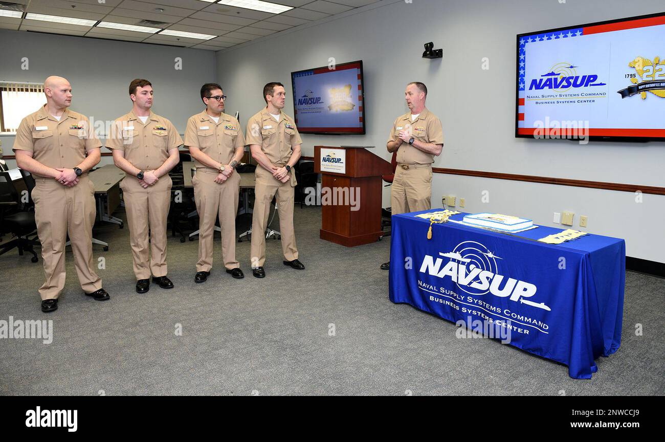 230223-N-PX557-0015 MECHANICSBURG, PA (23. Februar 2023) Hauptmann David D. Carnal (rechts), Befehlshaber des Naval Supply Systems Command (NAVSUP) Business Systems Center (BSC), spricht mit Beamten, die der NAVSUP BSC zugeteilt wurden, während einer Zeremonie anlässlich des 228. Geburtstags der USA Versorgungskorps Der Marine. Militärische Mitglieder des Supply Corps sind in den Bereichen Lieferkettenmanagement, operative Logistik, Vertragsmanagement, Finanzmanagement, operative Forschung, Und Unternehmensmanagement. Die breite Verantwortung des Supply Corps ist eng Stockfoto